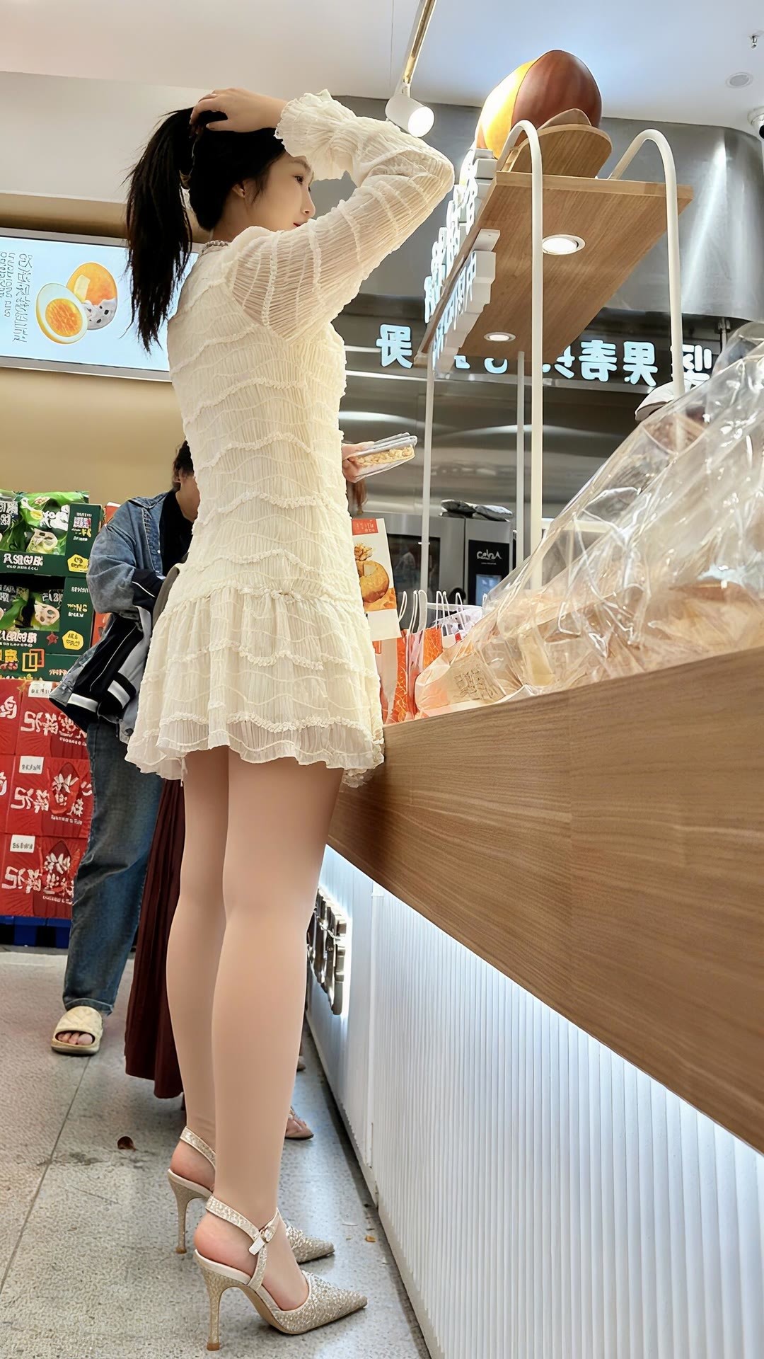 奶杏褶皱裙+细闪高跟，随手一拍都是温柔暴击