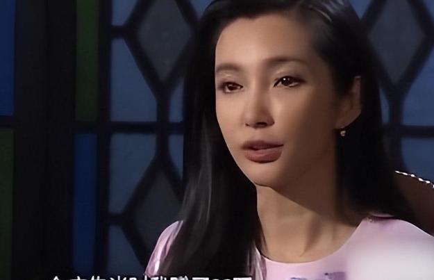 1995年，李冰冰拍了条广告，赚了26万。老板让她去广州拿钱，李冰冰心想，26万