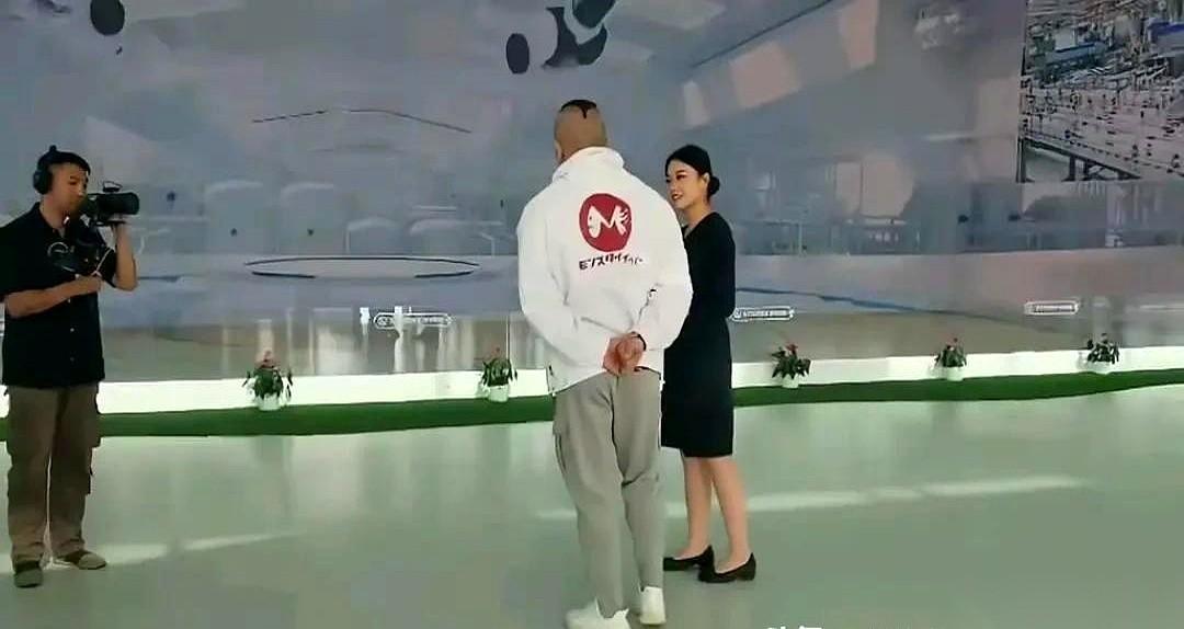 馆长跑到内蒙古，接了伊利的广告。好多人第一反应是：台湾又没得卖，这广告不是白瞎