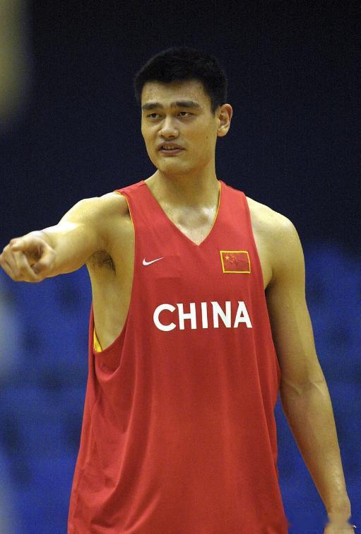 中国男篮最厉害的十位运动员：1，姚明、2，易建联、3，王治郅、4，穆铁柱、5，胡