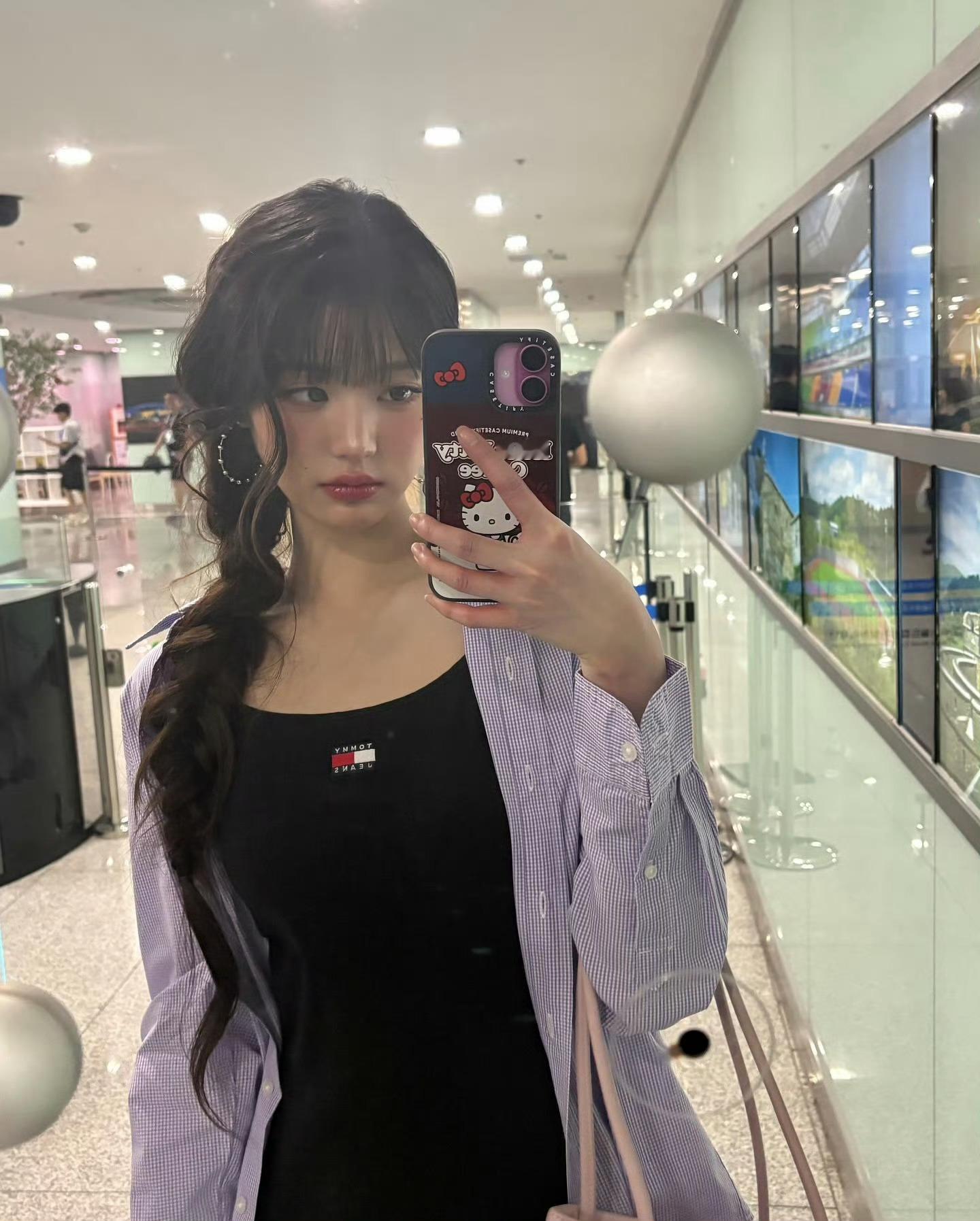 有没有发现这个手机壳上的蝴蝶结🎀的位置像在她头发上、耳朵边上一样，好可爱。​