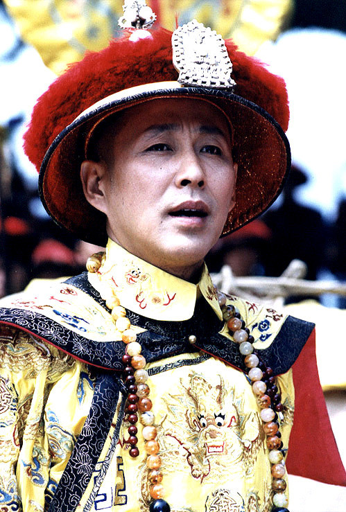 没想到陈道明现在过成这个样子，谁能想到昔日演帝王潇洒霸气的陈道明，褪去荧幕光环，如今甘于平淡低调过日