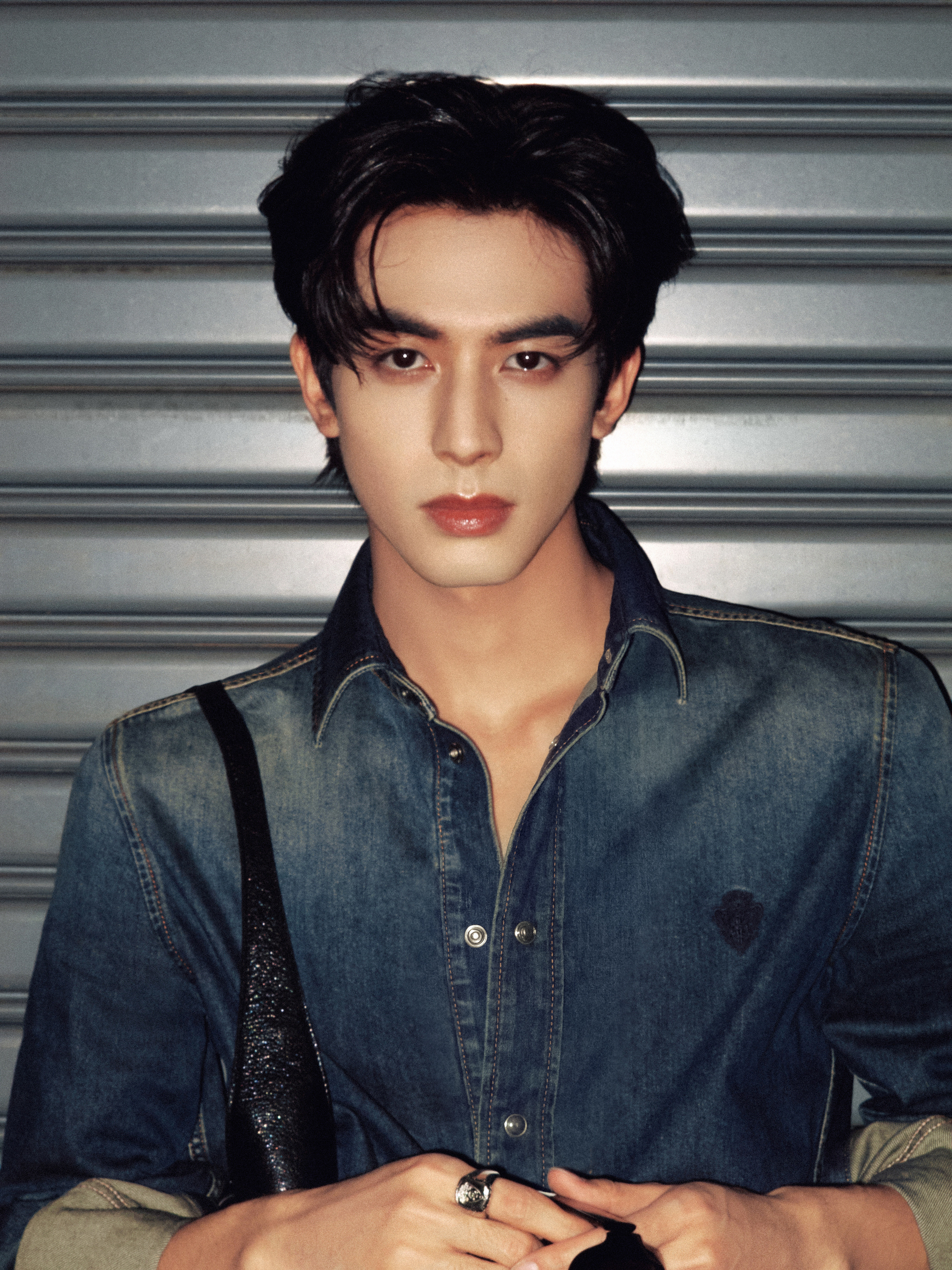 宋威龙今日出席GUCCI泰国品牌活动造型大片，身着丹宁时装搭配墨镜、手袋和薄底鞋