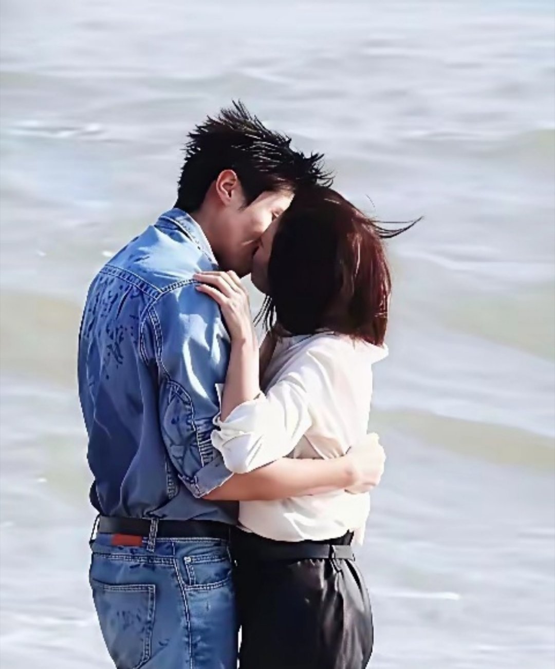 万万没想到，一个51岁，一个28岁，竟然在电视剧里演一对情侣，现在的影视行业都这