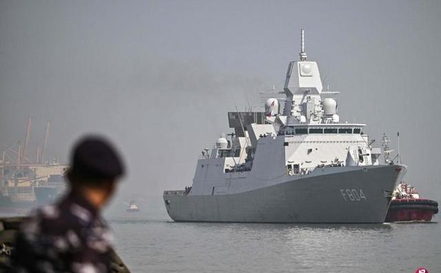 新加坡联合早报报道：“中国军事专家分析，荷兰海军军舰上个月在南中国海航行期间，中