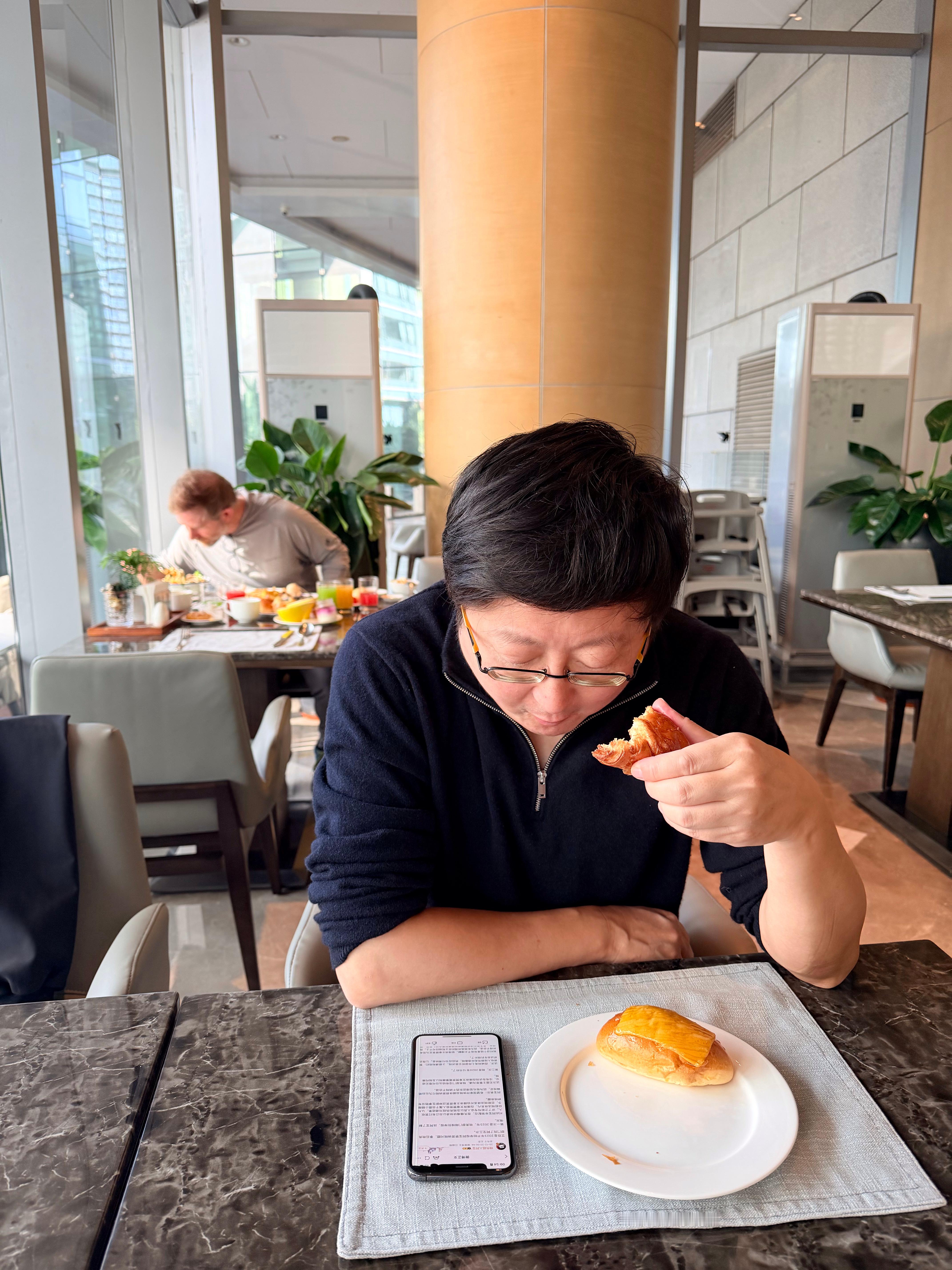 面包诱惑，没想到还有比我能吃面包的，看看身后的外国人，欢迎来到面包王国。