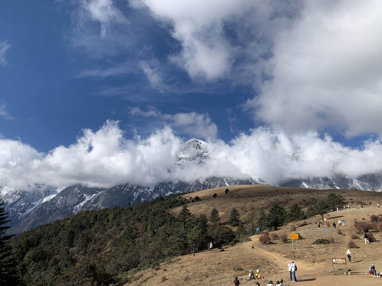 丽江玉龙雪山美到窒息我是一步一喘，挑战玉龙雪山！这是在云杉坪拍摄的美