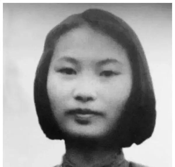1950年9月，土匪在村民家中活捉了丁佑君，丧尽天良的土匪们将她蹂躏轮奸了整整一