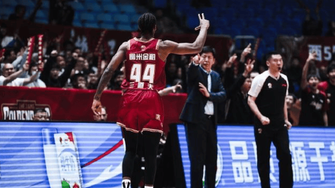 解说员: 丁伟下课后, 除许利民郑永刚其余教练员均是80后