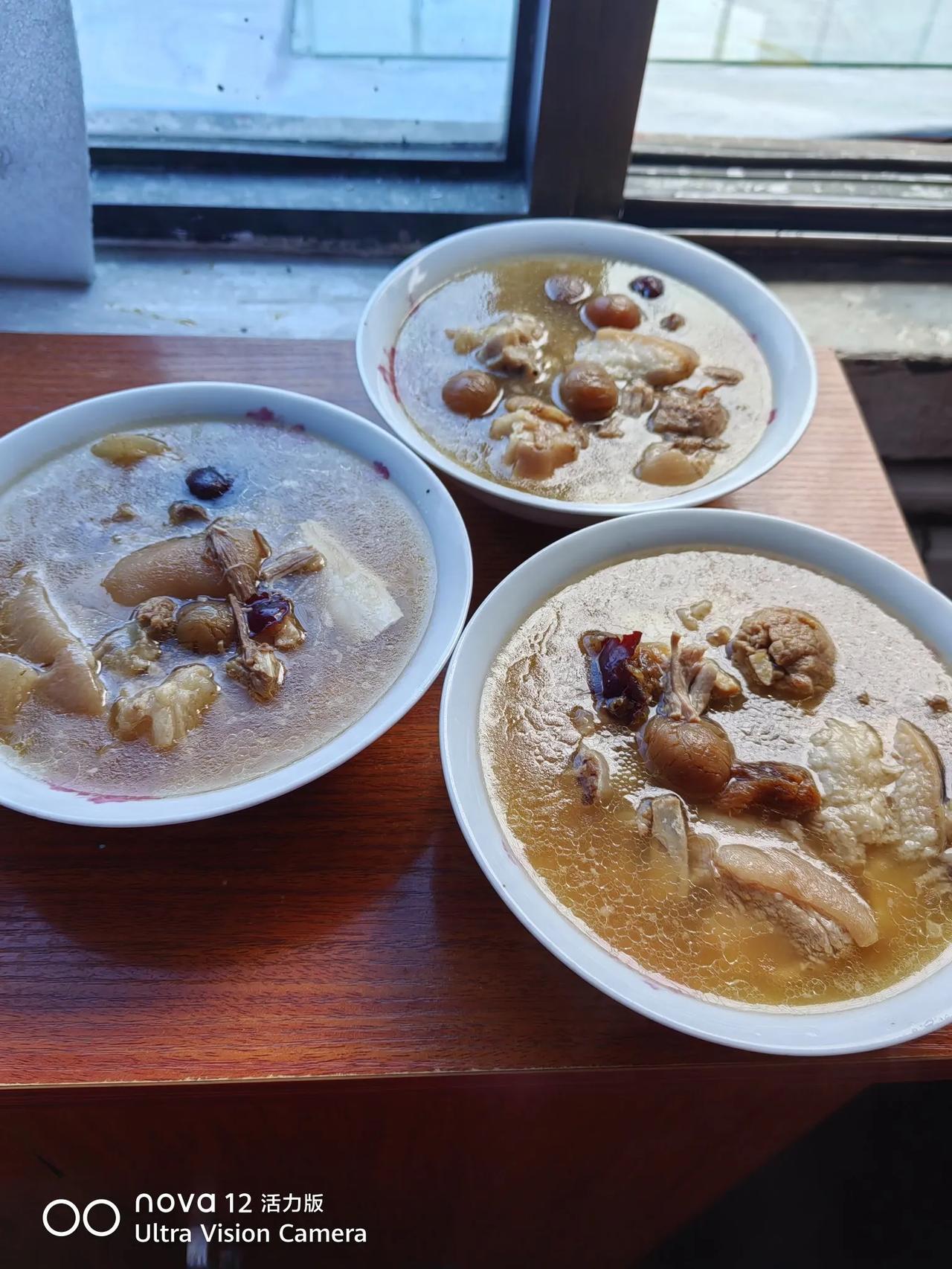 清炖猪脚我奶奶90多岁了，牙口不好，她喜欢吃猪脚，我放了红枣，桂圆，清炖猪脚。