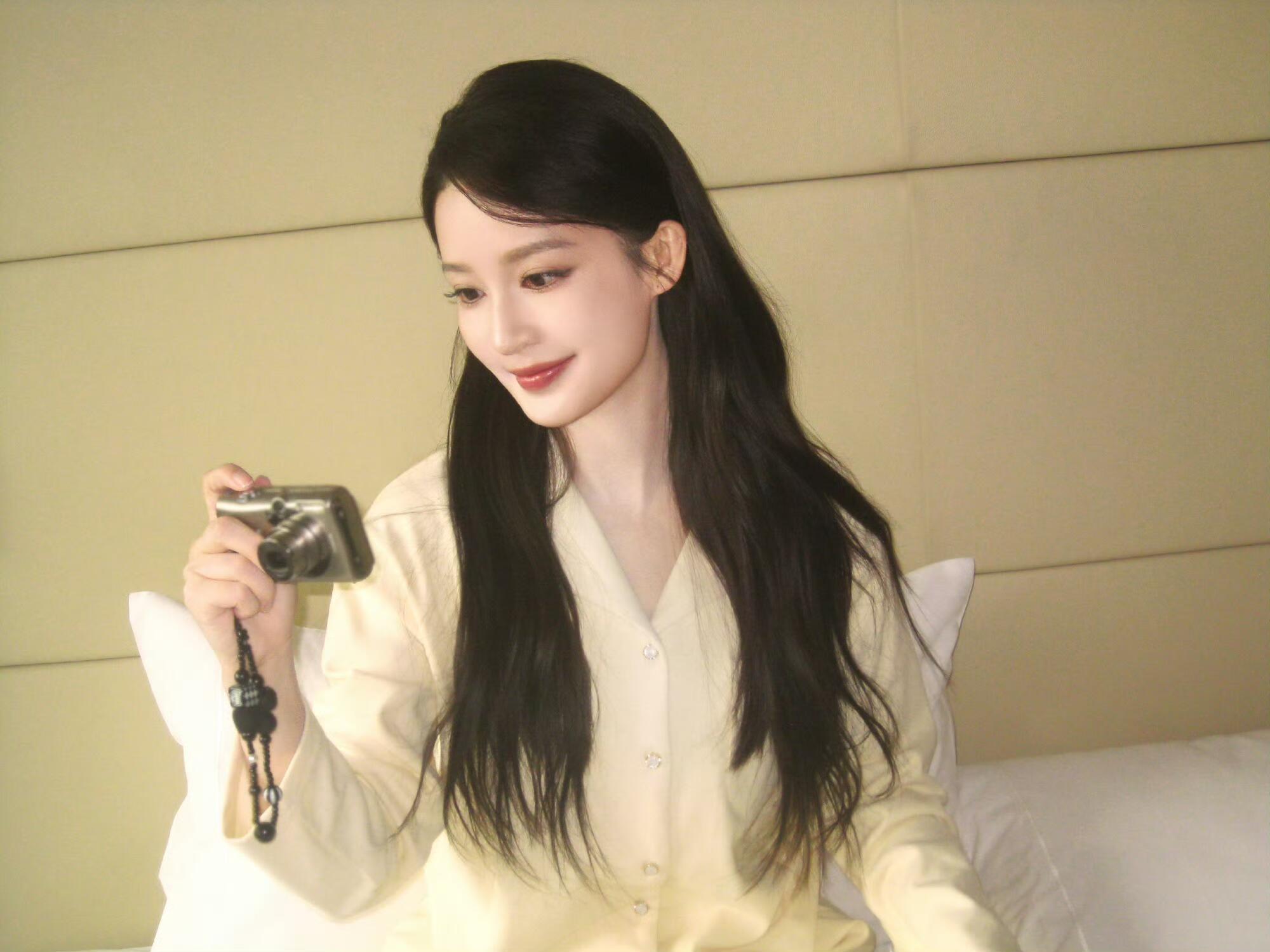 李沁Prada贵气千金李沁Prada港圈大小姐驾到港圈大小姐既视感拉满！沁沁这