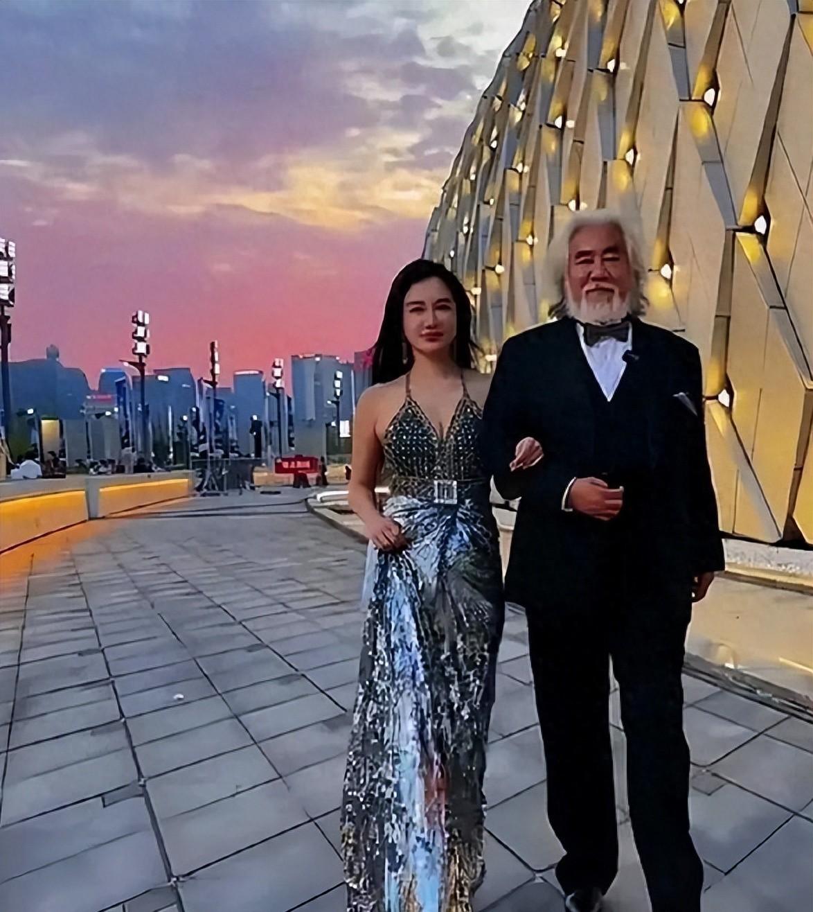 鲜花插在牛粪上！被老头