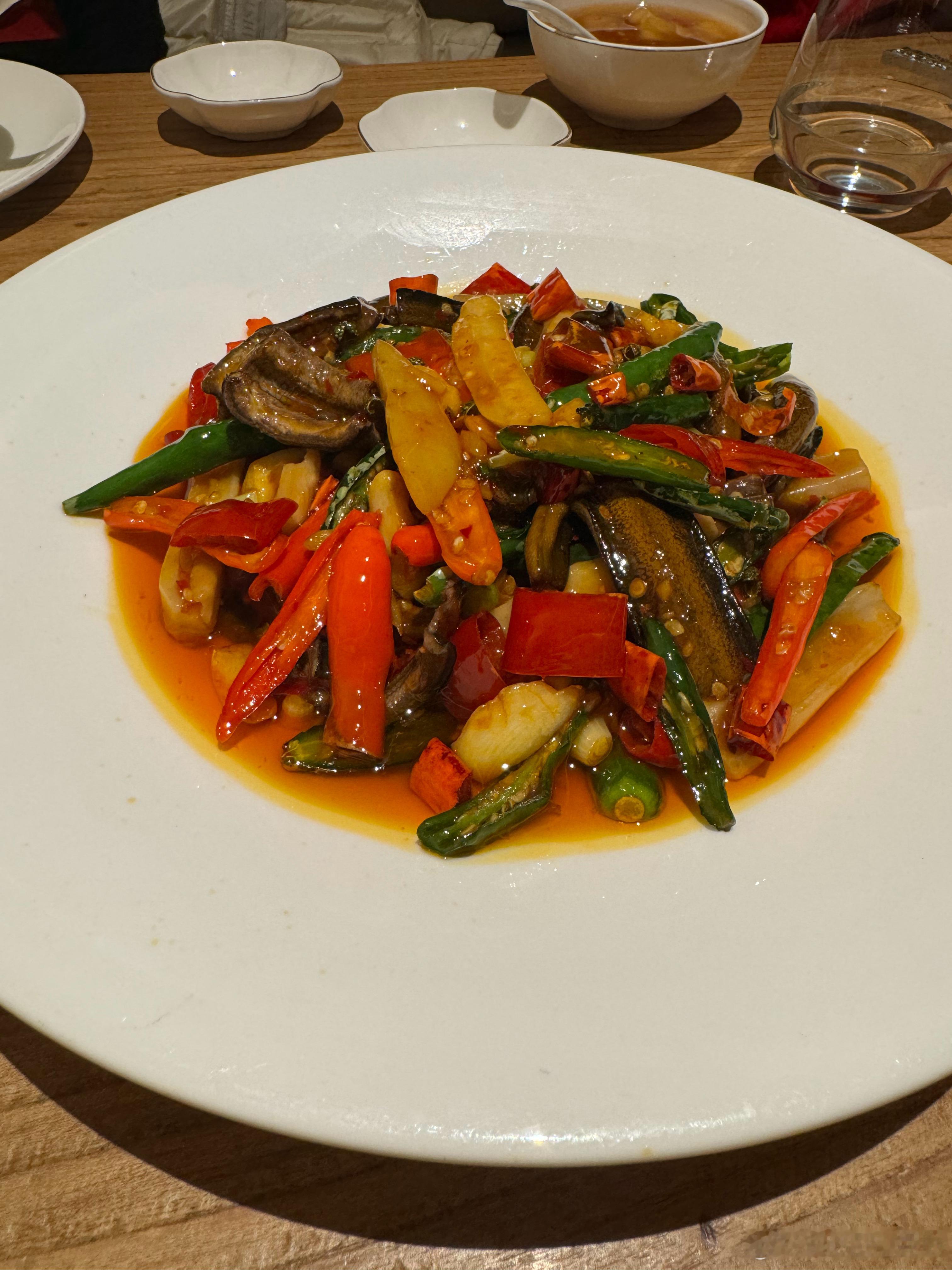 去年我吃过苍蝇馆子的回锅肉（15块一份），也吃过米其林餐厅的回锅肉。事实证明，越