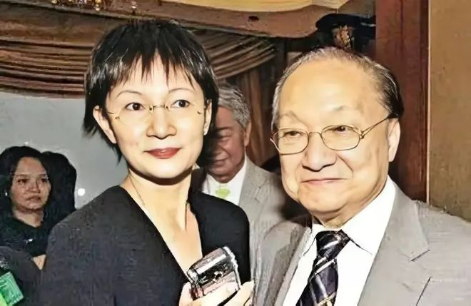 1976年，52岁的金庸带着16岁的林乐怡来到妇产医院，原配朱枚拦着金庸说:“好