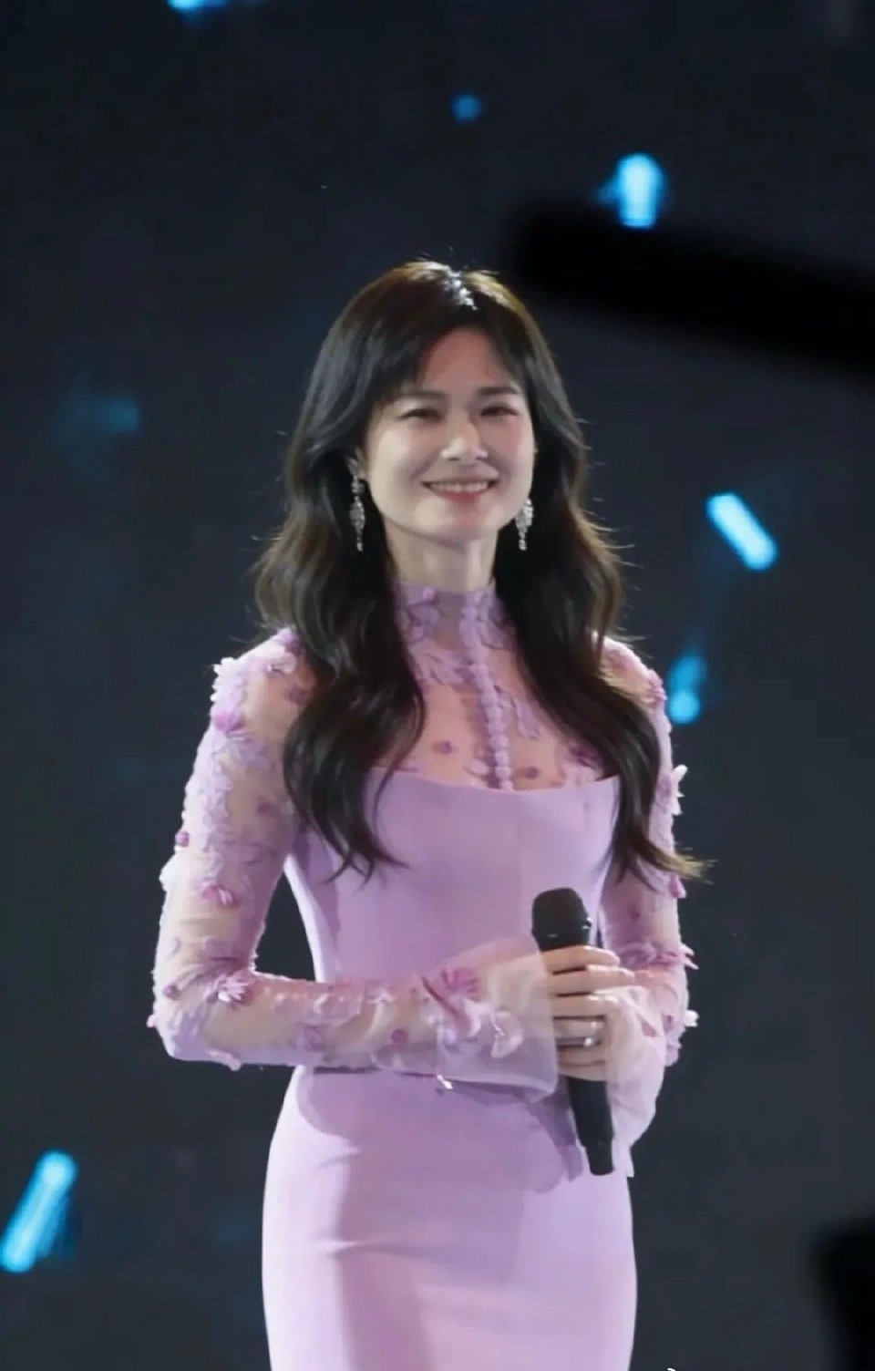 活久见啊，李宇春居然穿裙子了，还是这种颜色娇嫩的裙子！