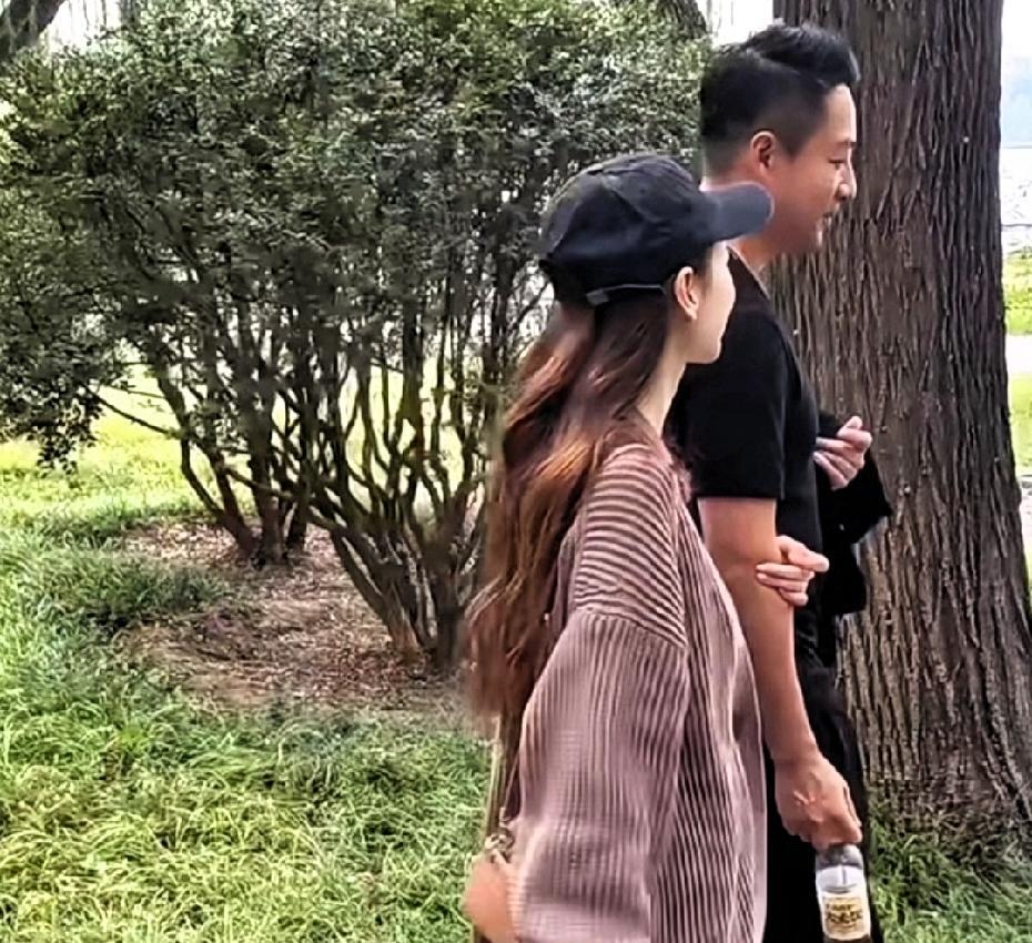 汪小菲带马筱梅到北海公园坐船，感觉她俩感情还不错！尤其汪小菲还挺贴心，看马筱梅好