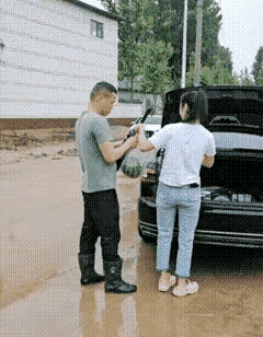 拉老婆来挡水，知道错了吧，下次估计不敢了！