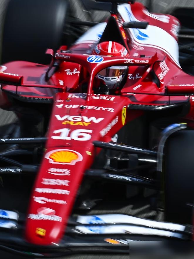 法拉利又玩砸了，这次是当着全球观众自杀。第12圈，虚拟安全车一出，梅奔双车立