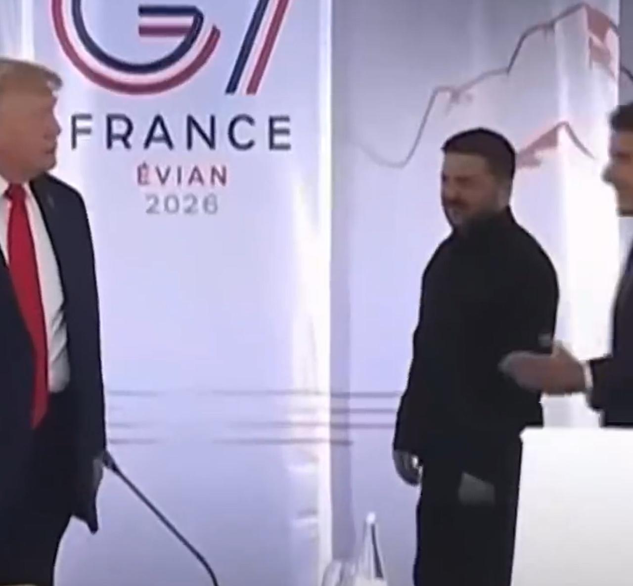 G7会议最尴尬的一幕出现了。当马克龙伸出左手，向川普介绍泽连斯基的时候，川普
