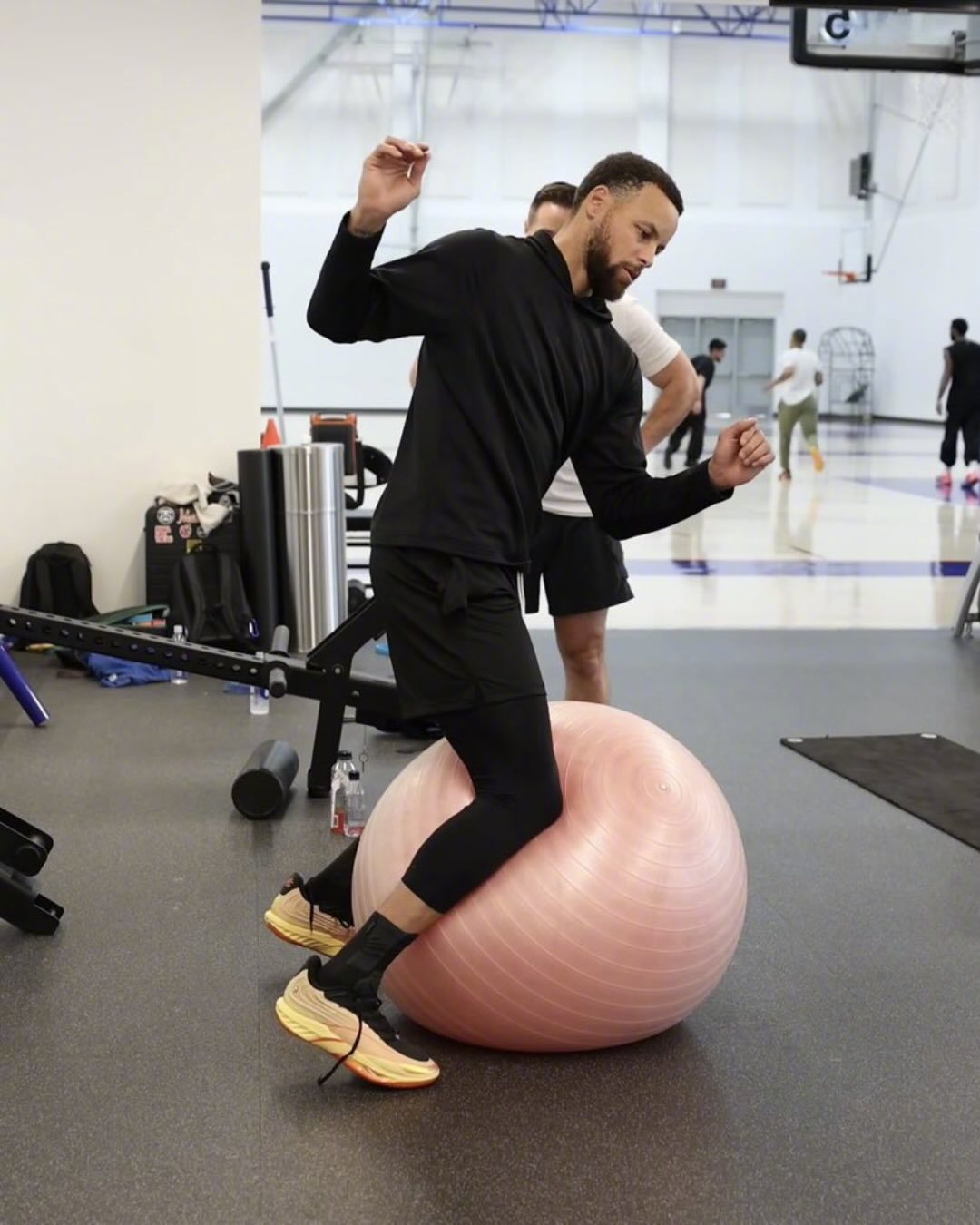 SoleRetriever独家报道，库里已将自己的球鞋下家目标缩小到三个品牌，