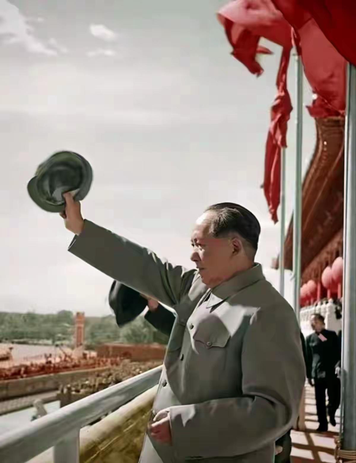 那年国庆，毛主席在天安门城楼看到万众欢呼的人民，非常激动，赶快脱帽向他们致意。毛