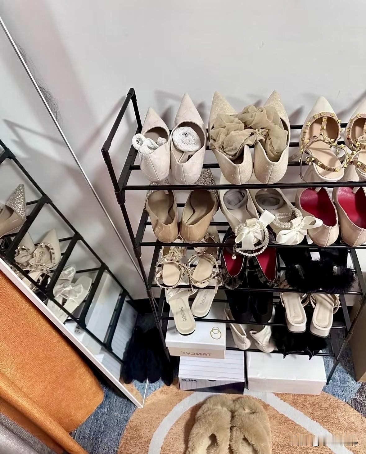 笑不活！闺蜜把丝袜藏鞋里好久没见闺蜜，昨晚去找她玩，一进门就惊了——有洁癖的