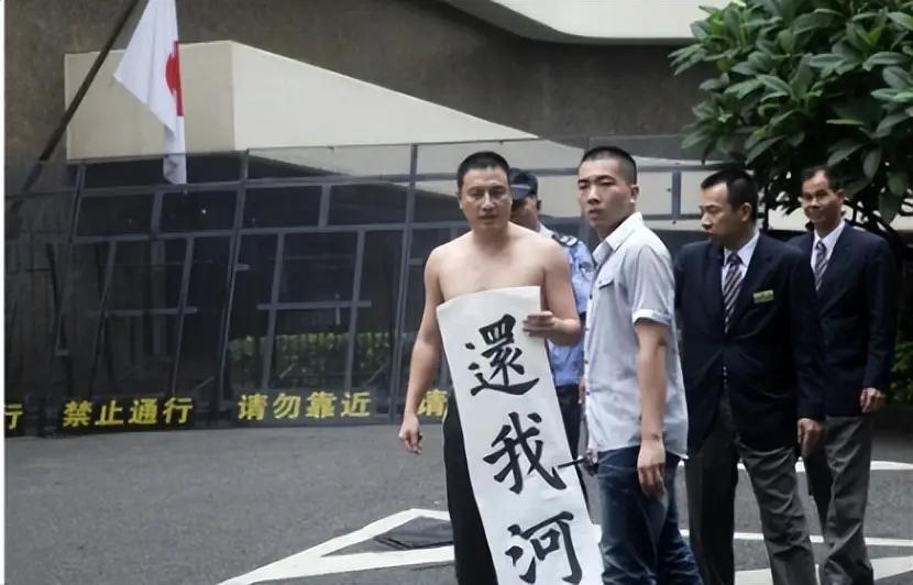 当年在靖国神社纵火的中国人刘强，归国之后丢掉了工作，婚姻也走到尽头。从那之后，他