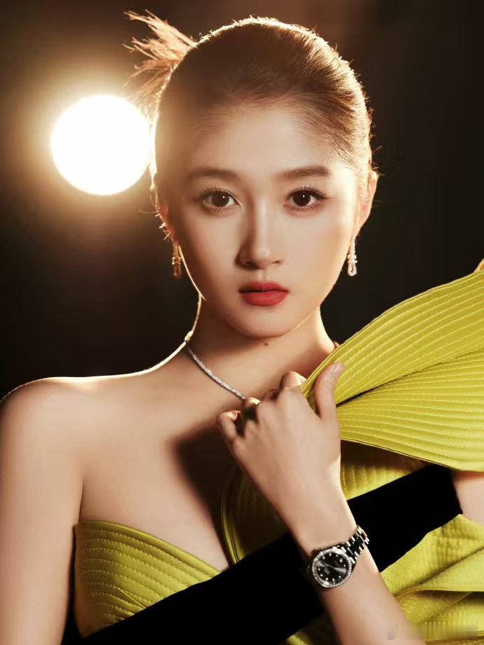 清透妆容搭配高颅顶盘发，简约珠宝点缀，减法美学打造高级惊艳感～