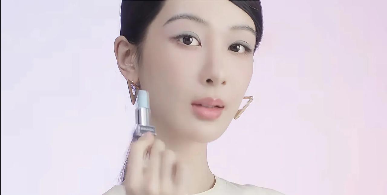 我的天呐，这是杨紫？恐怕连亲妈都认不出来了。在杨紫最新的广告大片中，拍摄