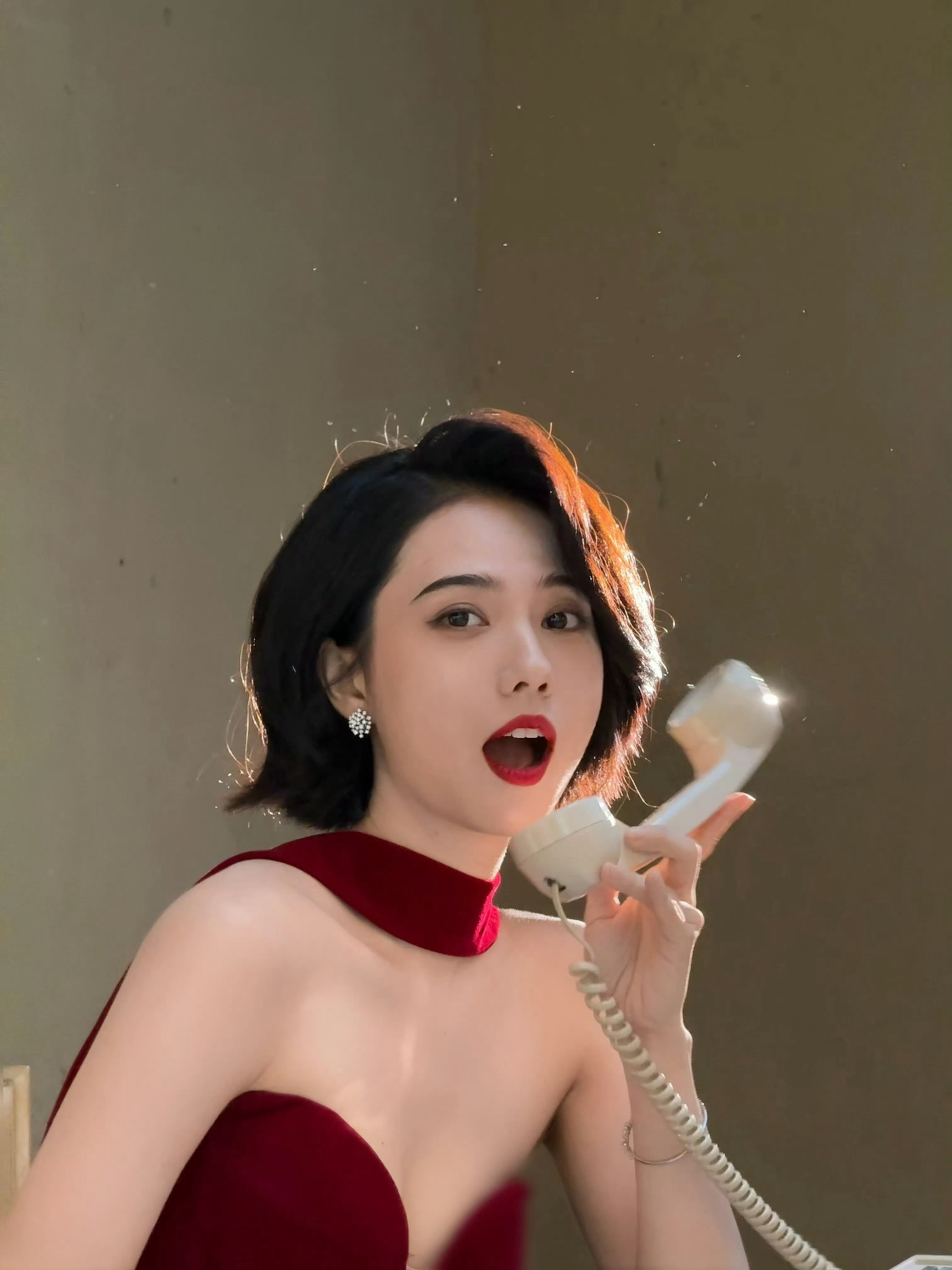 姜珮瑶好明媚的红玫瑰这一身太有港风氛围感了吧红唇衬得肌肤胜雪