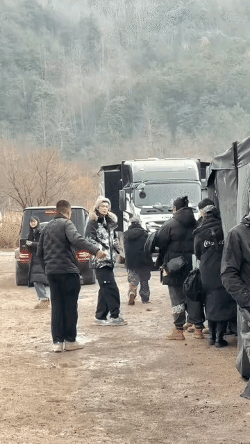 同样的片场，真的是没有对比就没有伤害。拍《逐玉》时，张凌赫空余时间，喝着星巴克，