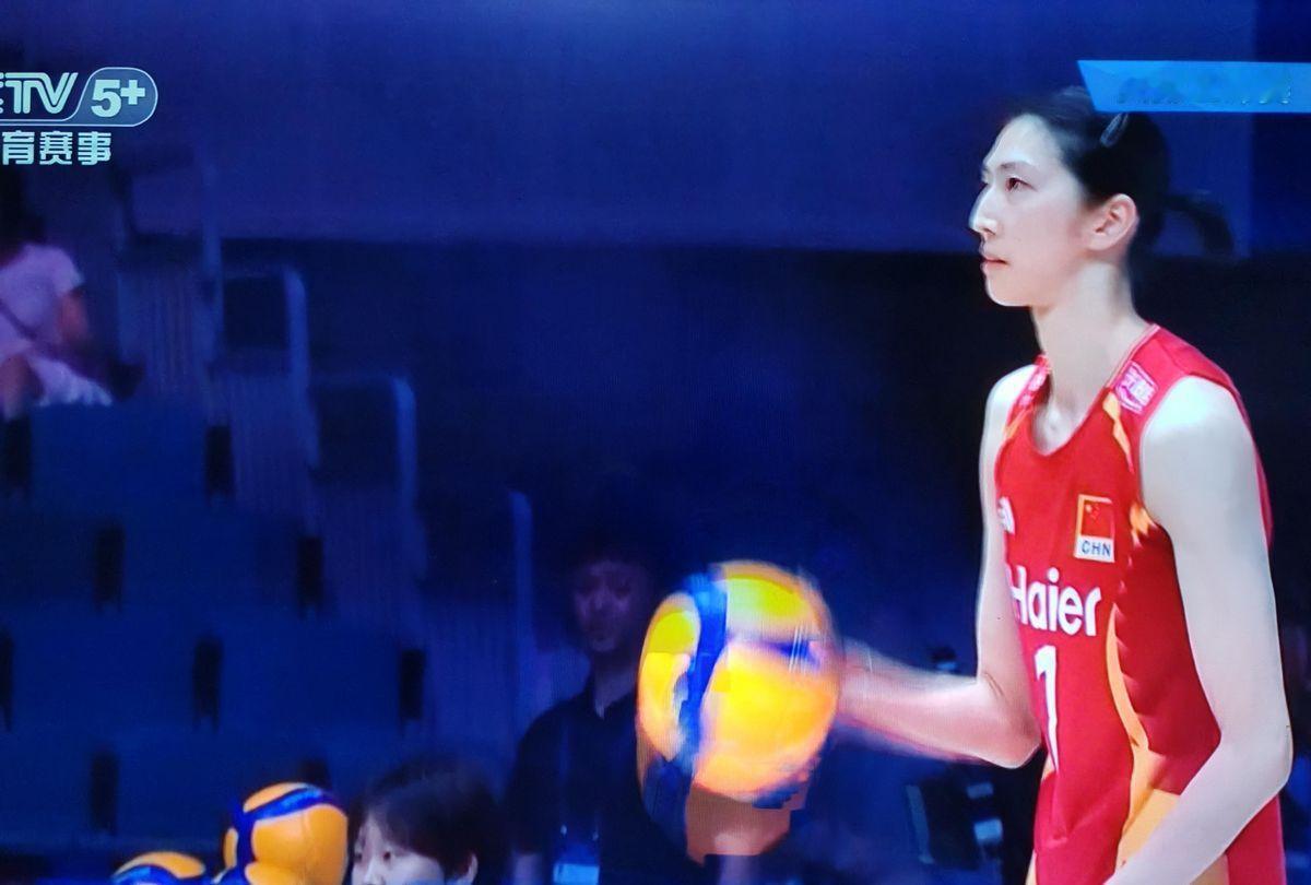 中国女排首局只让伊拉克拿到4分，次局13比2直接把对面打停。但别光盯着比分偷着乐