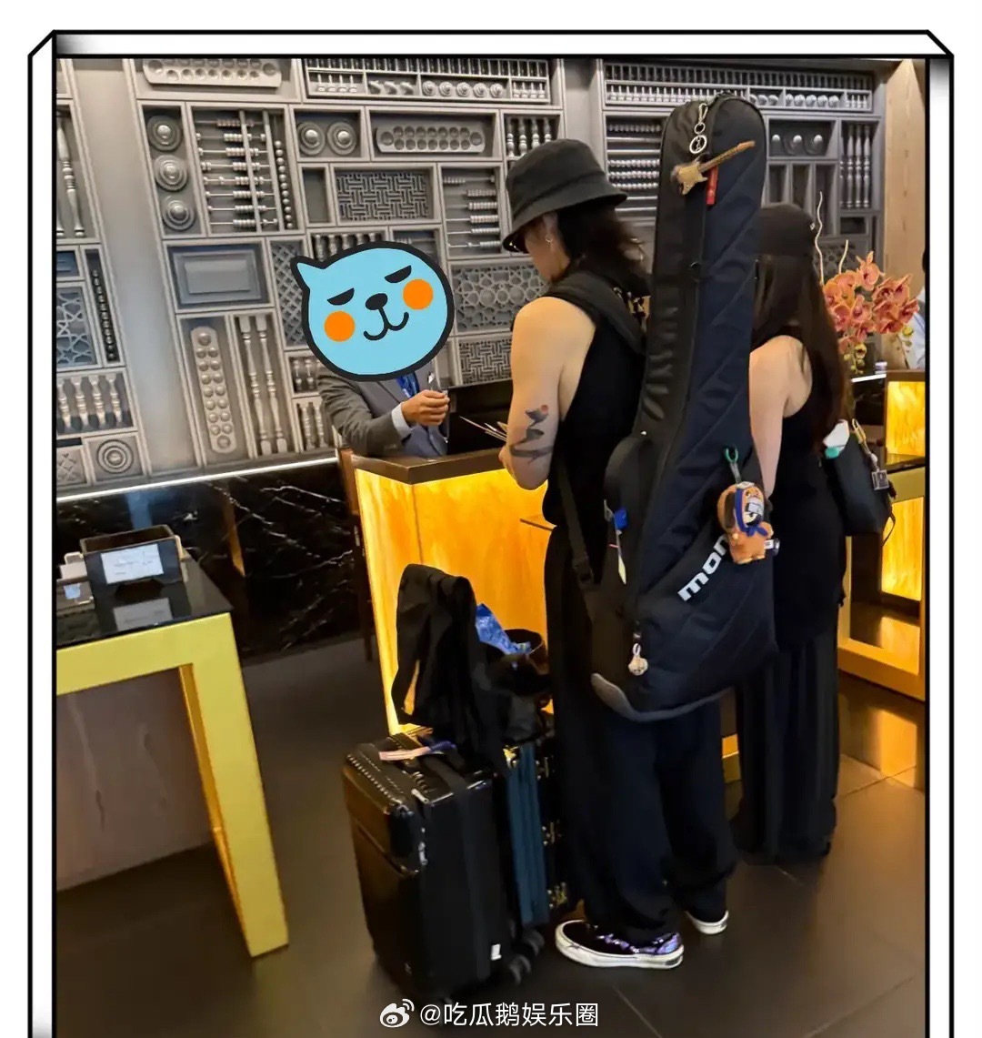 吴建豪和新婚妻子荒卷绘美现身机场被偶遇，二人穿情侣装很甜蜜！