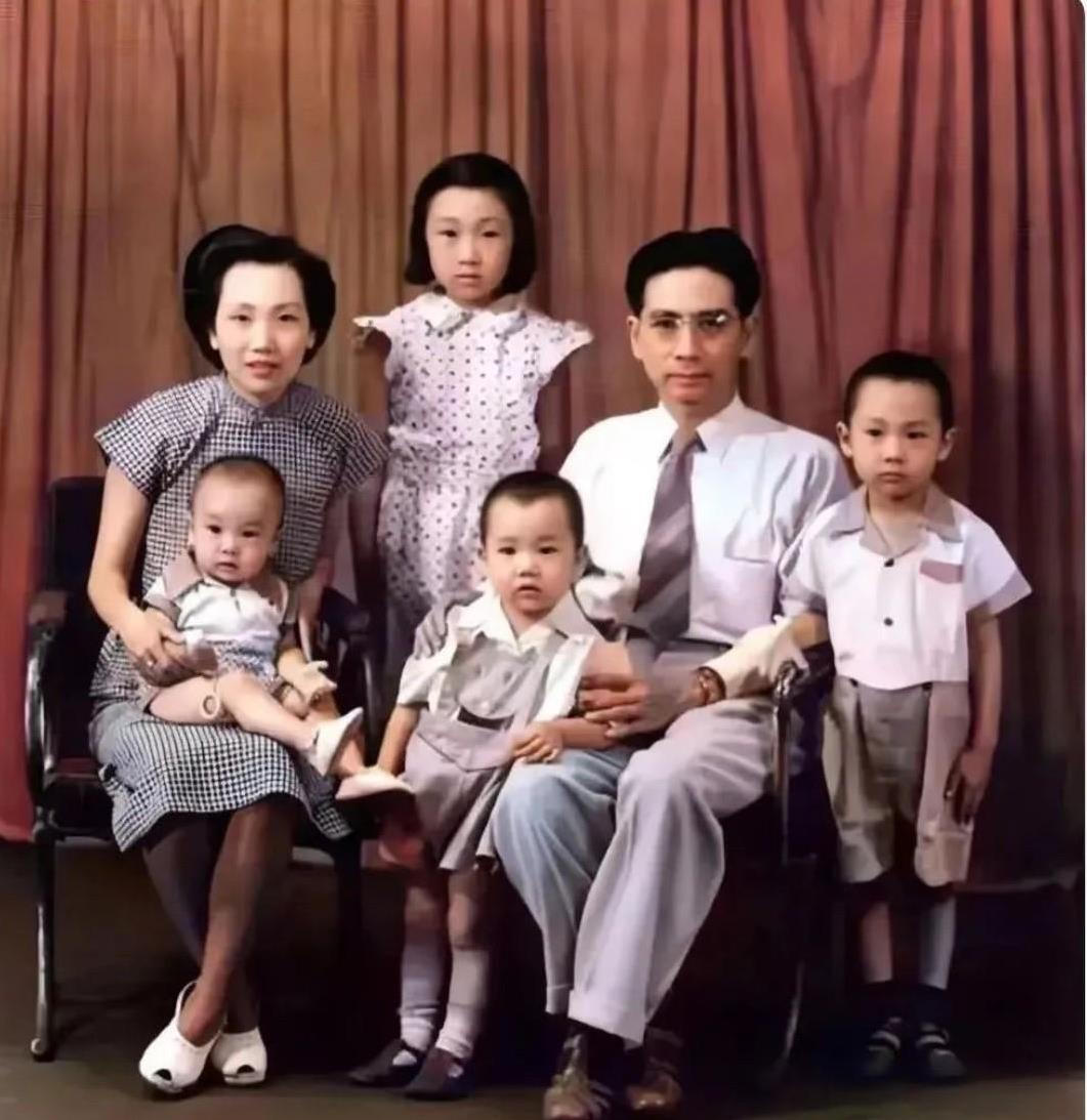 周恩来弟弟周恩寿（周同宇）的早年的一张全家福照片。周恩寿的家庭成员，包括妻子王士