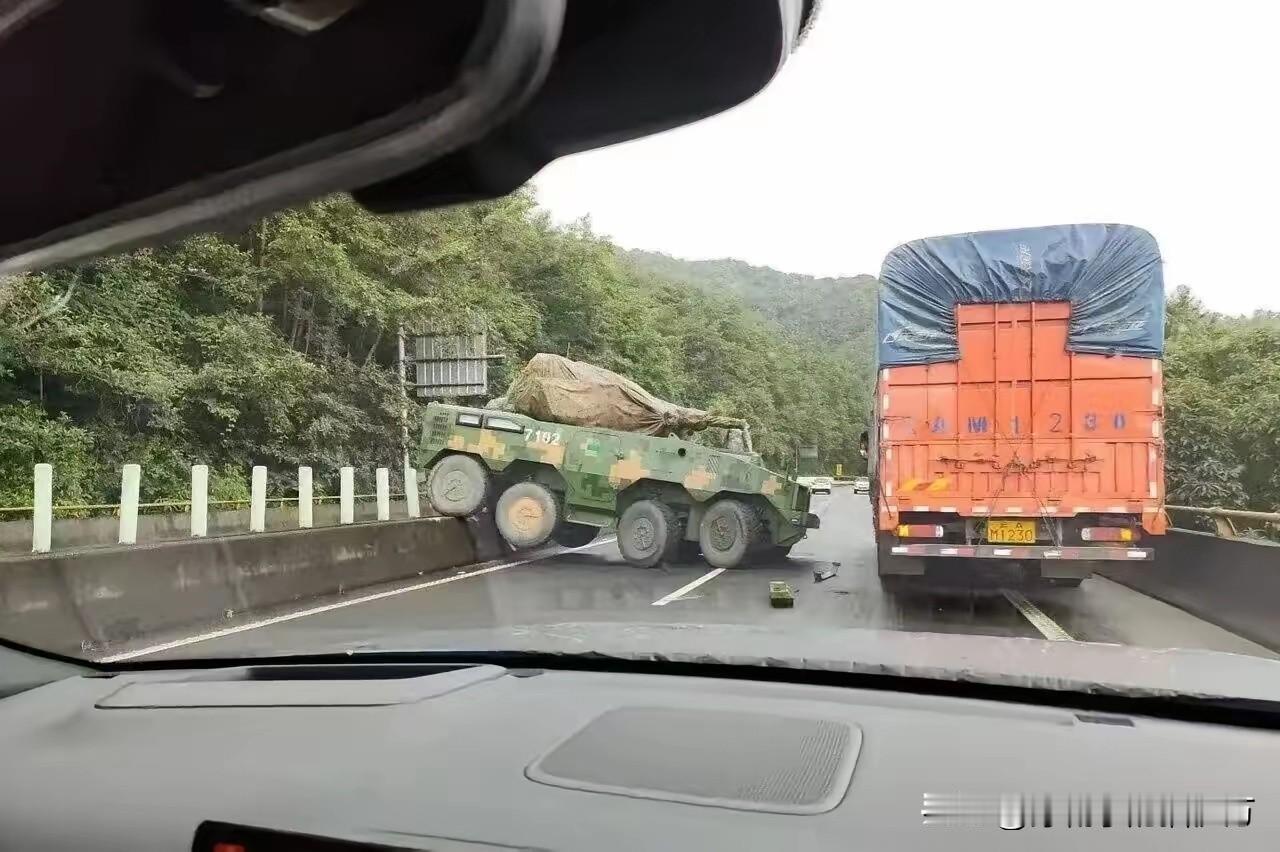 [捂脸哭]图1看上去是“625“轮式自行高炮，貌似撞得不轻啊，不知道卡车的情况如
