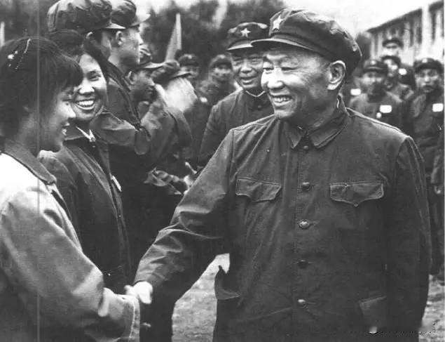 1979年，自卫反击战打响后，67岁的刘志坚担任西线兵团政委，协助杨得志指挥西线