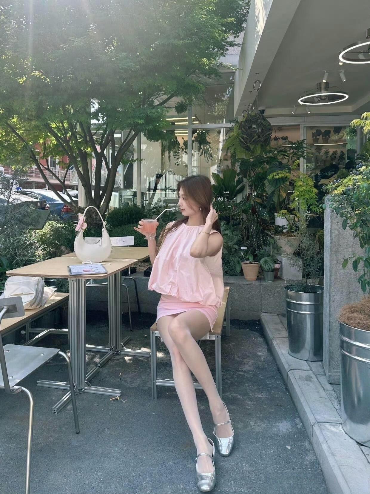 这套是“软萌甜美的轻氧少女风”穿搭，全粉套装适配绿植室内场景，清新又减龄：