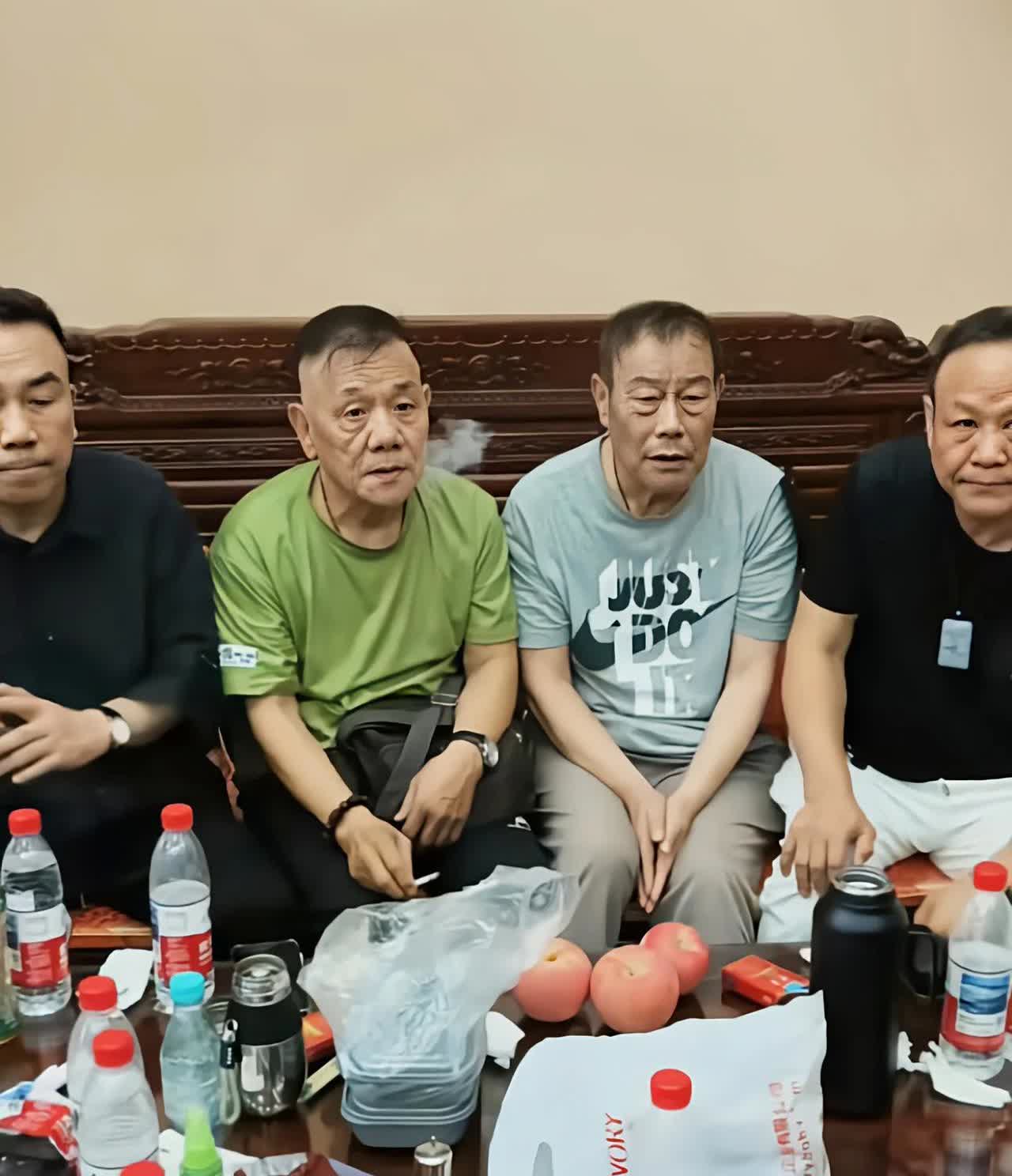 杨进明来了，太感人了。杨进明可以代表德云社，现在在德云社演出，郭德纲没来，他