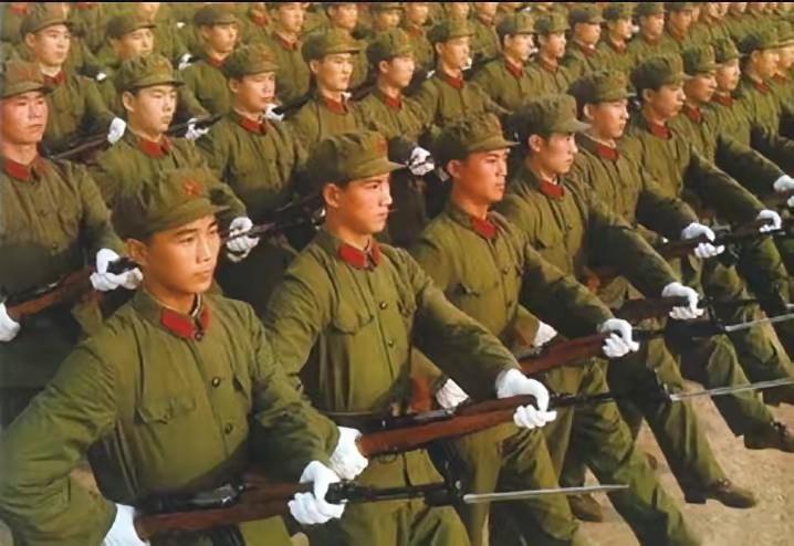 1979年对越自卫反击战之后解放军更改了很多东西，一是军服，取消了帽子上的红五星