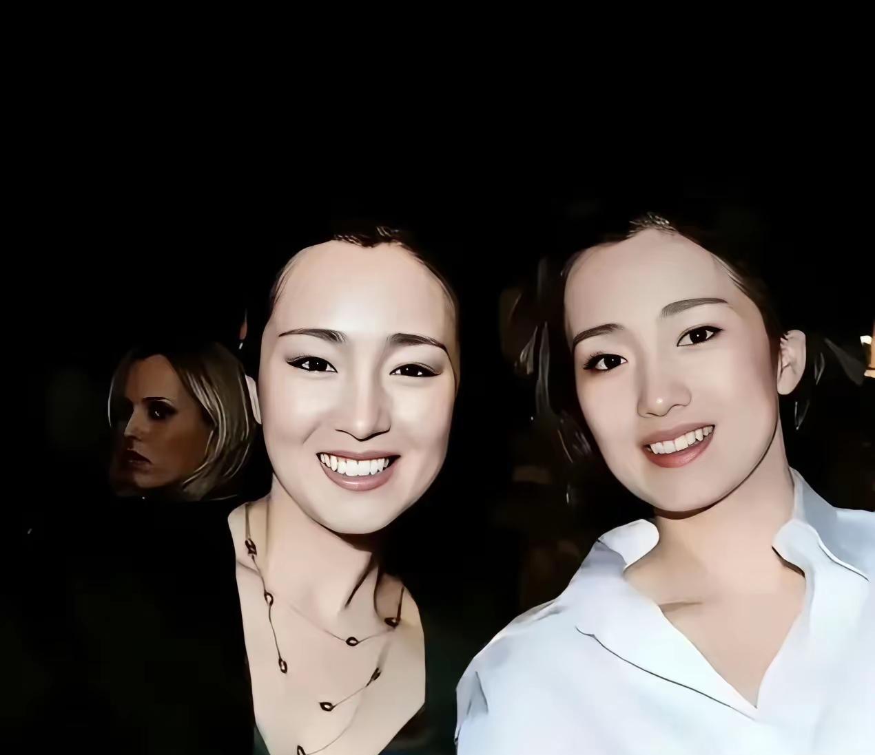 巩俐太美啦！替身也这么美，这两位简直一样一样的，分不清哪一个是巩俐啦！气质和容