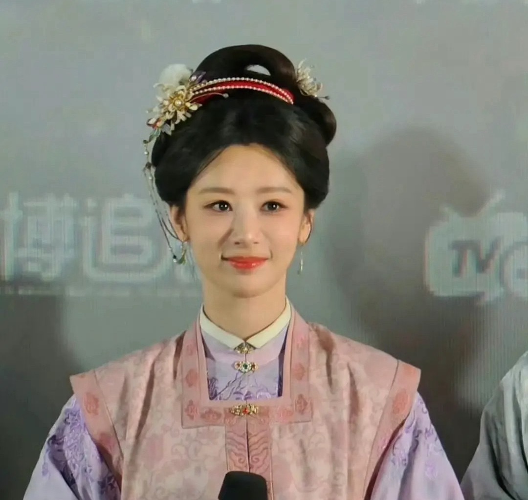 都是杨紫笨人，两张图片却感觉差了一个辈分