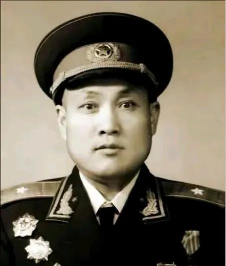 1997年，开国少将詹大南把一沓钱放在桌上，对七位子女们说道：“这里有42000