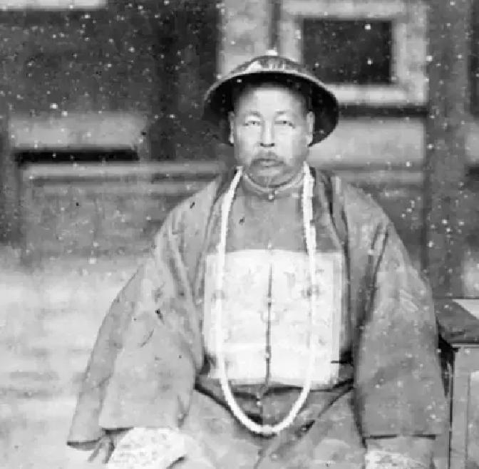 左宗棠平定阿古柏叛乱后，活捉了他三个孙子。慈禧下旨：三个孩子全部阉割。左宗棠直接抗旨不遵，撂下一句“