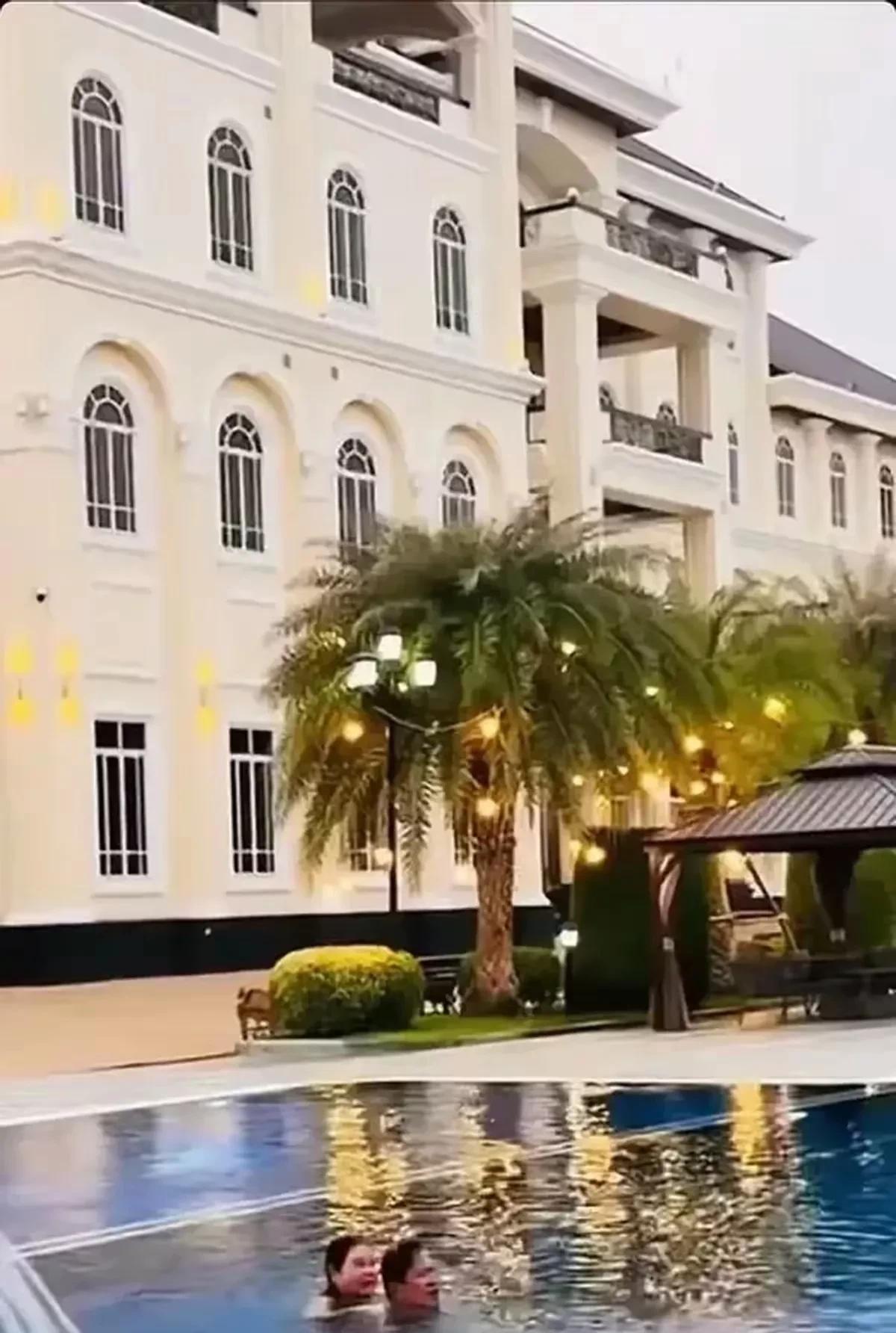 看看洪森亲王的豪宅，比皇宫还要漂亮吧。有点像白宫，这游泳池真的是漂亮，而且还这么