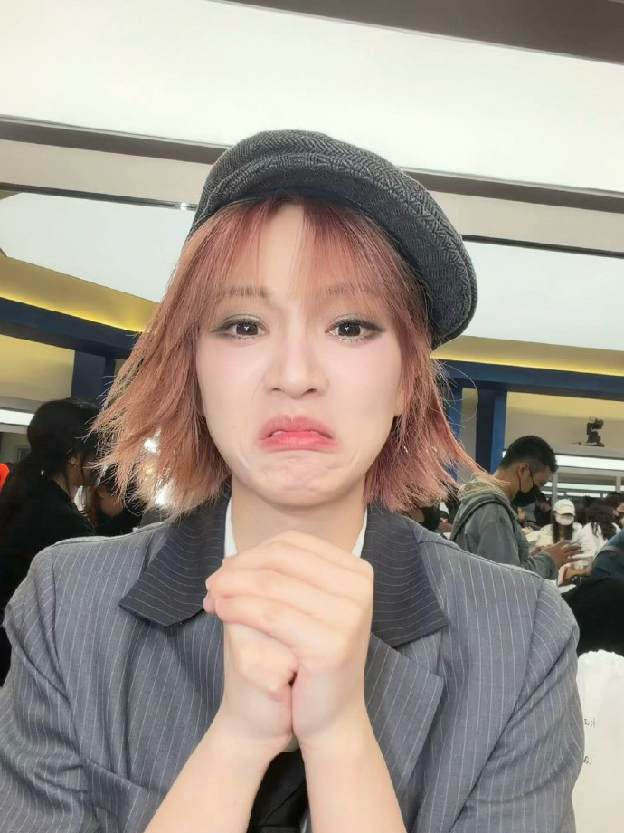 黄灿灿回应踩到谢娜裙子哈哈哈哈乘风直播时黄灿灿不小心踩到谢娜的裙子，赛后她发博