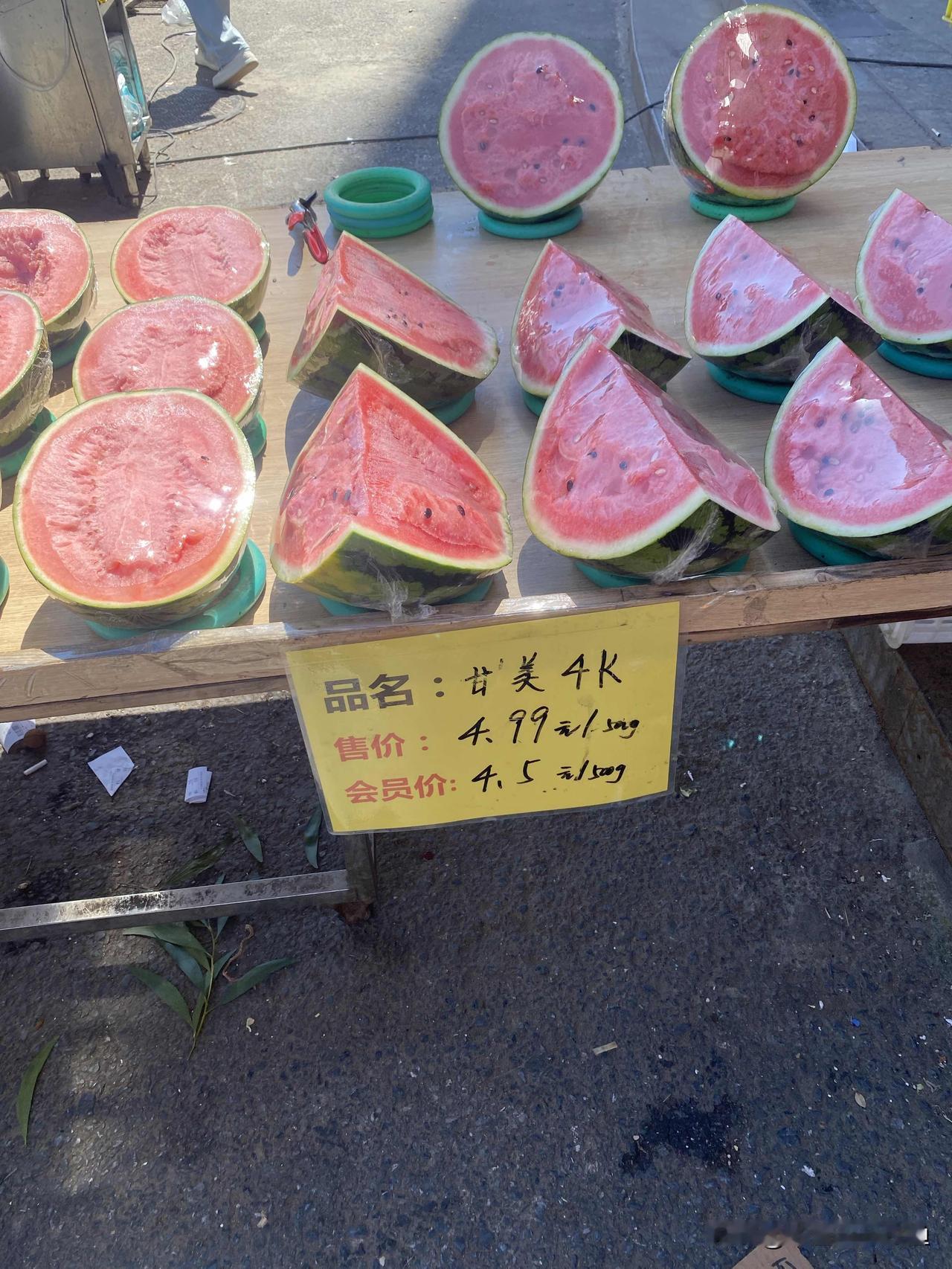甘美4K是什么东西？昨天逛大连南石道街巿场，发现路边摊位上有卖西瓜的。这个西瓜的