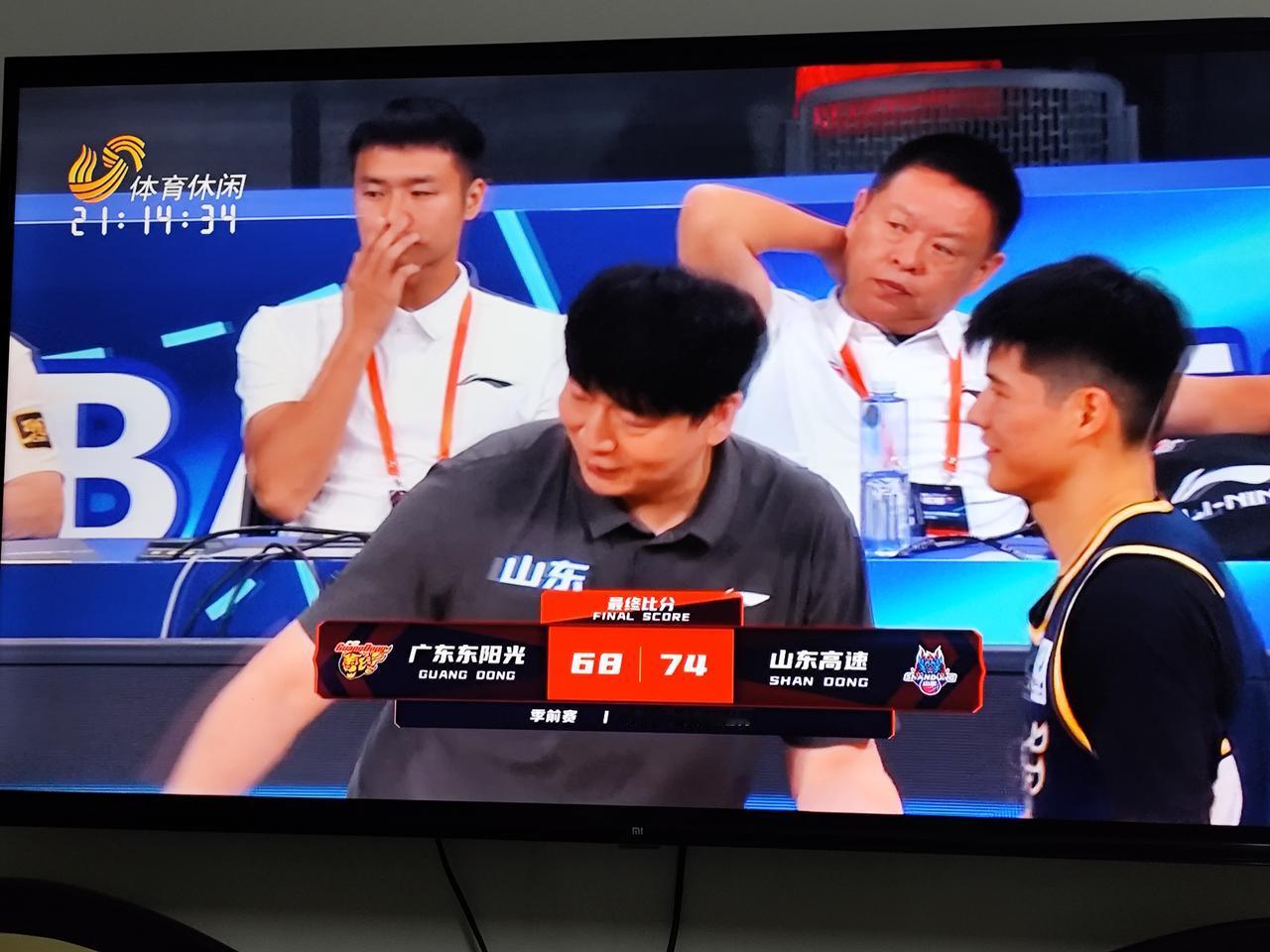 山东高速74：68战胜广东东阳光，取得季前赛首胜。山东高速本赛季最大看点是外援全