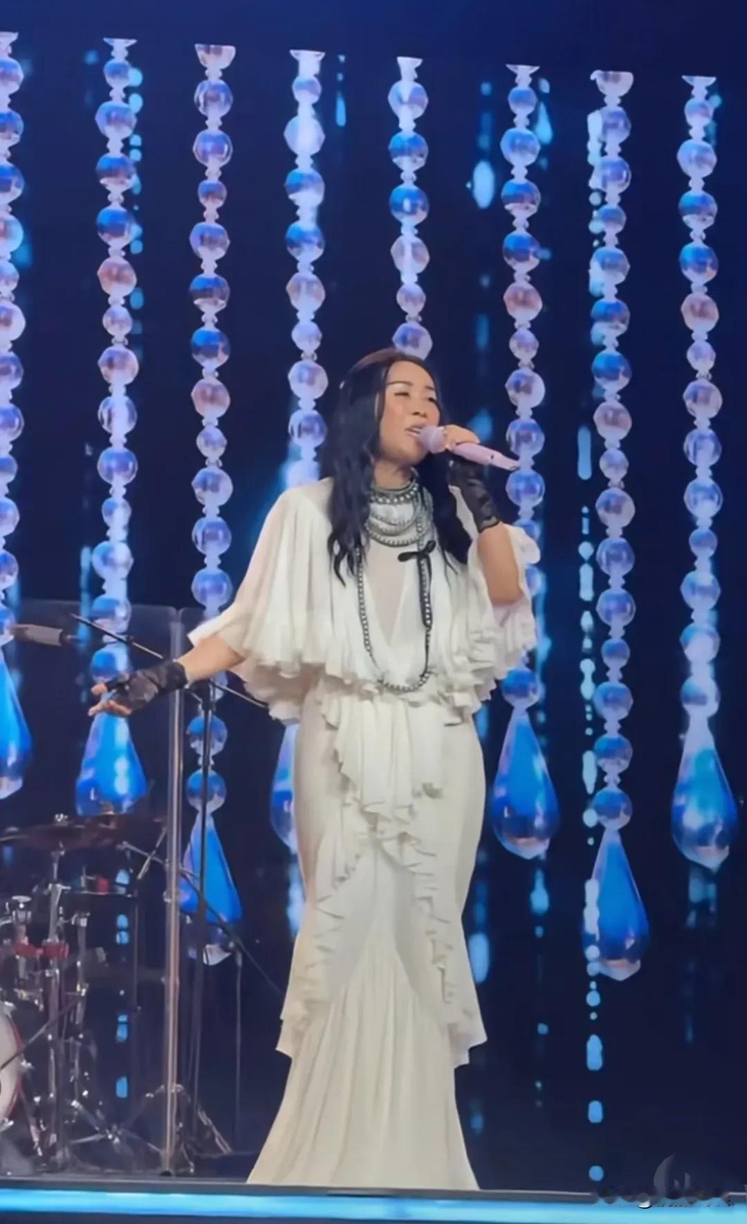 那英被称为“华语天后”不是没道理的！最近刷到她在广东佛山演出，58岁的她，长发