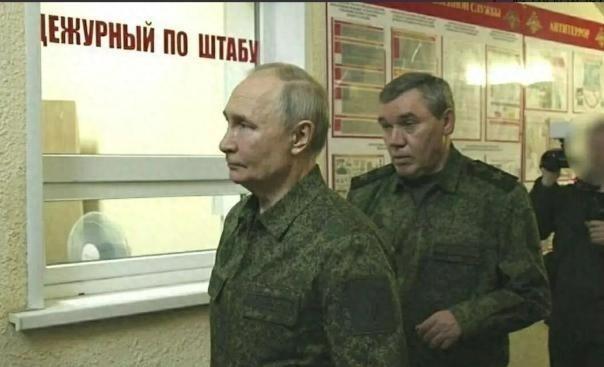 乌克兰要迎来大麻烦了，因为普京突然穿上了军装。熟悉普京的人都知道，他一旦穿上军装