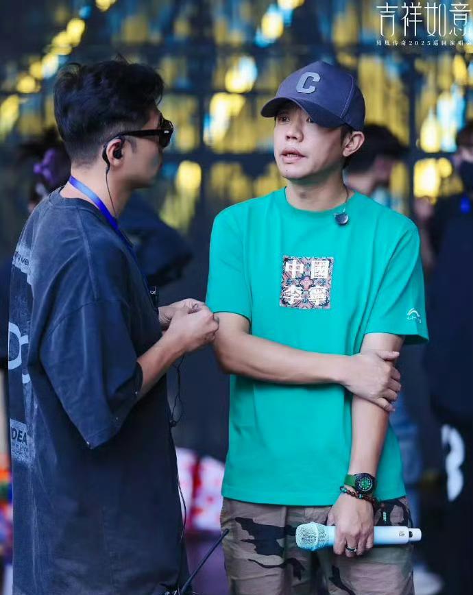 曾毅戴块表，网友吵翻天！凤凰传奇后援会发了段曾毅排练视频，结果他手上那块表